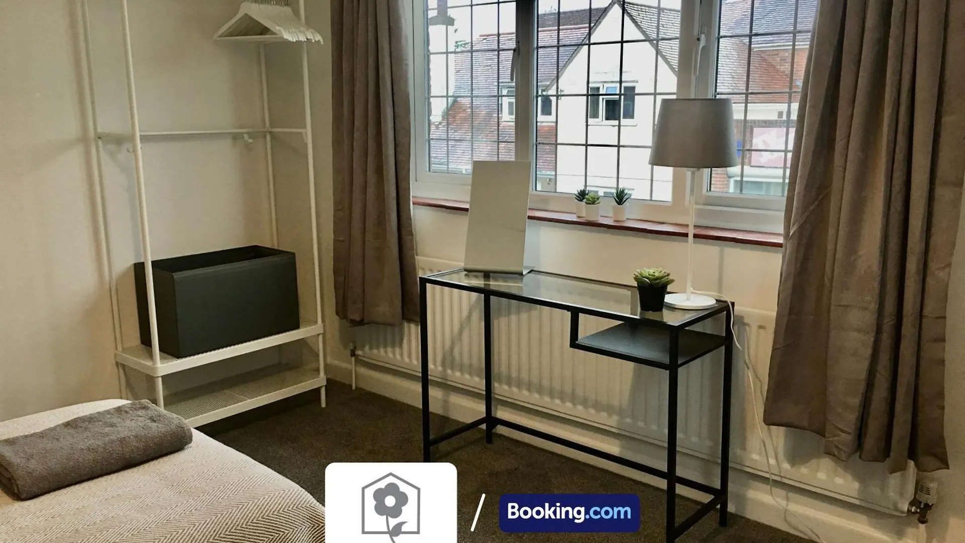 Highfield House: Spacious Detached Stay with Free Parking Southampton Holiday home